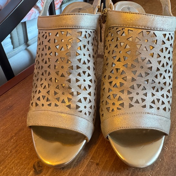 Bandolino Gold Heels with Chic Perforated Design Size 7.5 Gorgeous Heels Hott π₯ - Picture 12 of 16